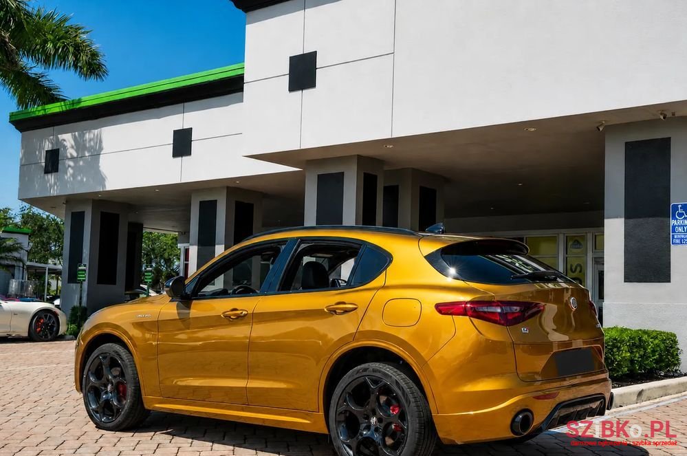2022' Alfa Romeo Stelvio photo #5