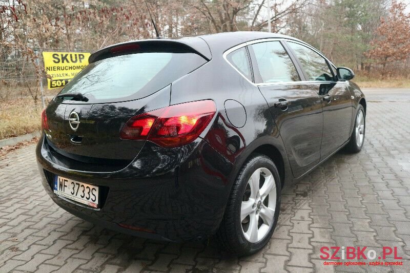 2011' Opel Astra photo #6