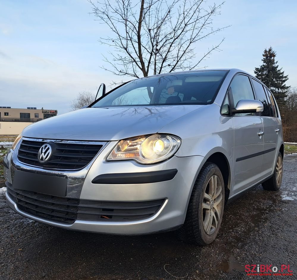 2007' Volkswagen Touran 1.9 Tdi Conceptline photo #1