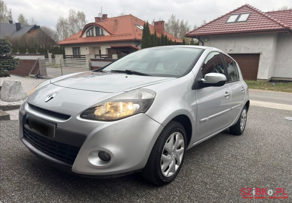 2011' Renault Clio photo #4