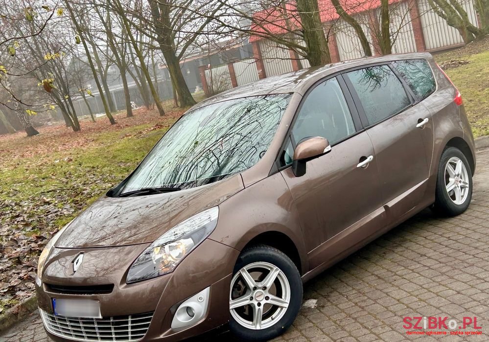 2011' Renault Scenic photo #1