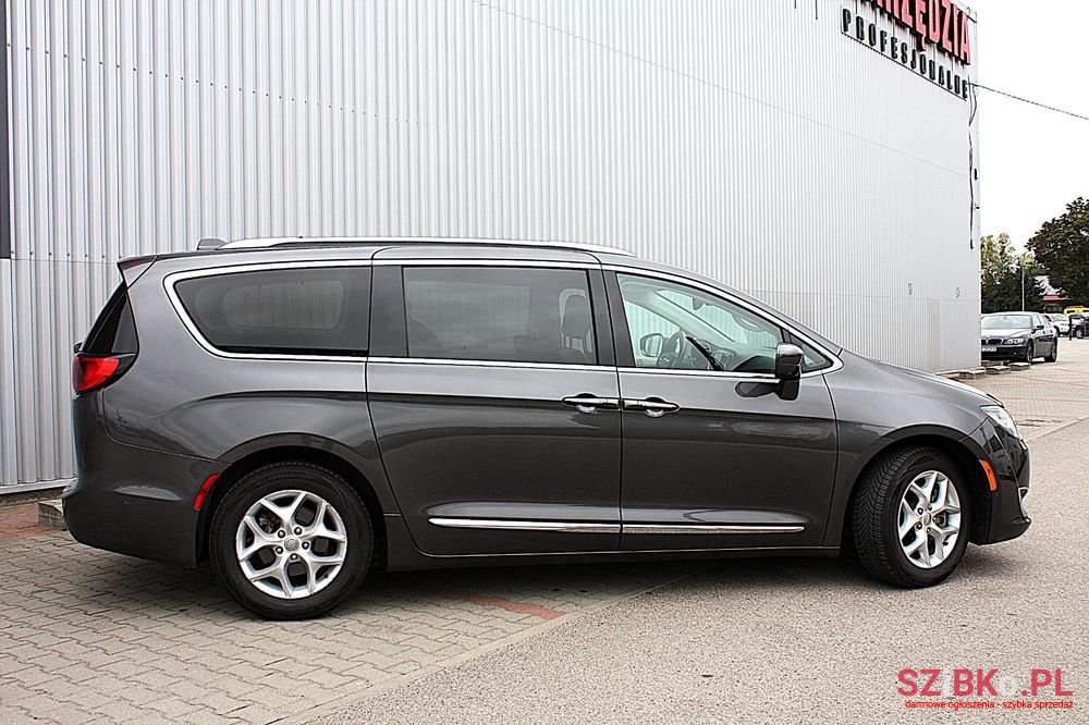 2017' Chrysler Pacifica photo #2