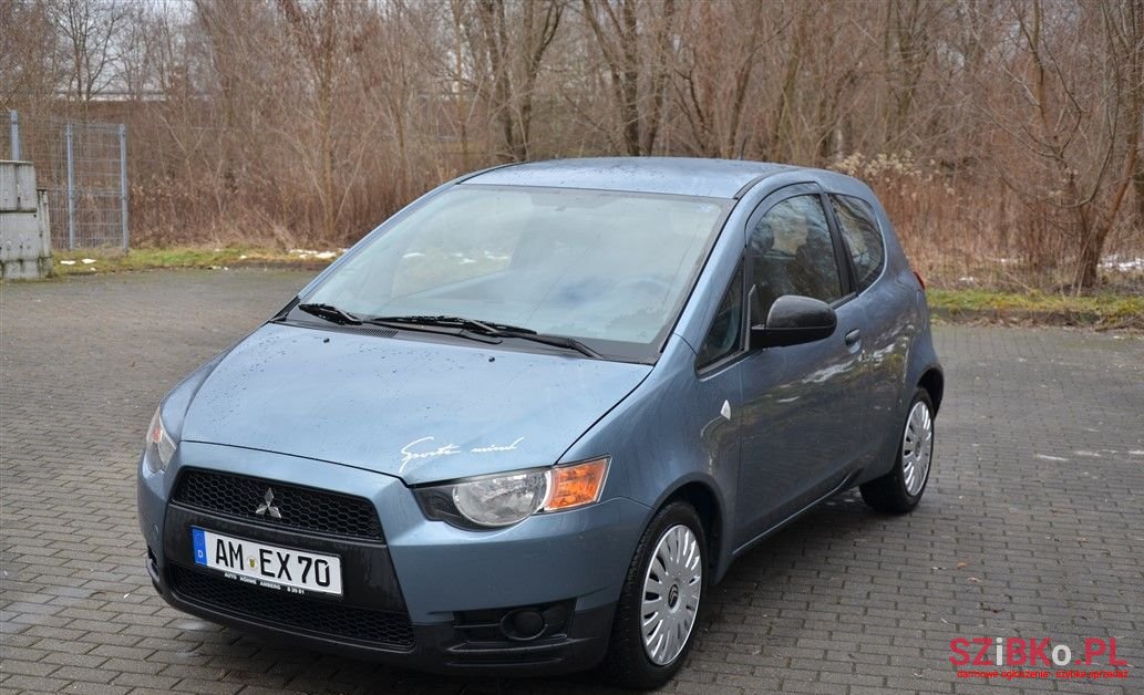 2009' Mitsubishi Colt photo #1