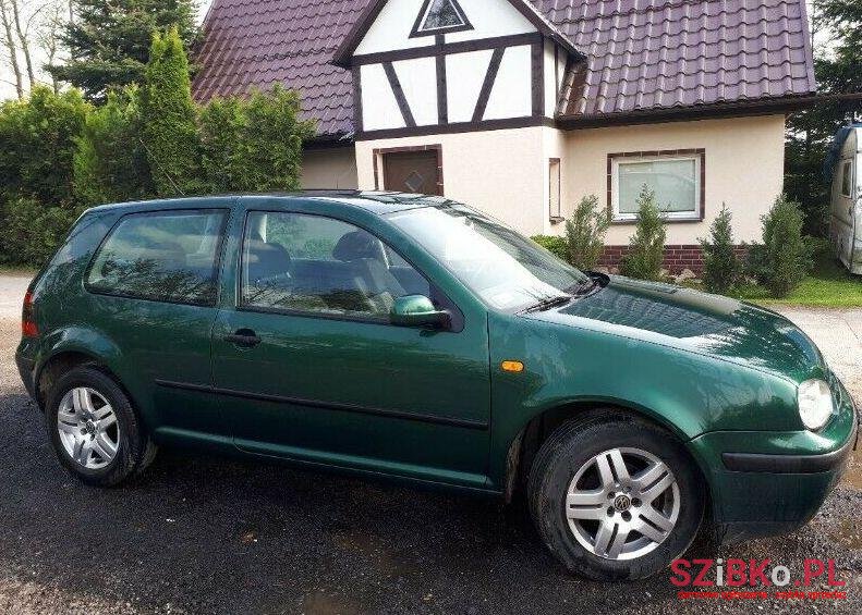 2002' Volkswagen Golf photo #1