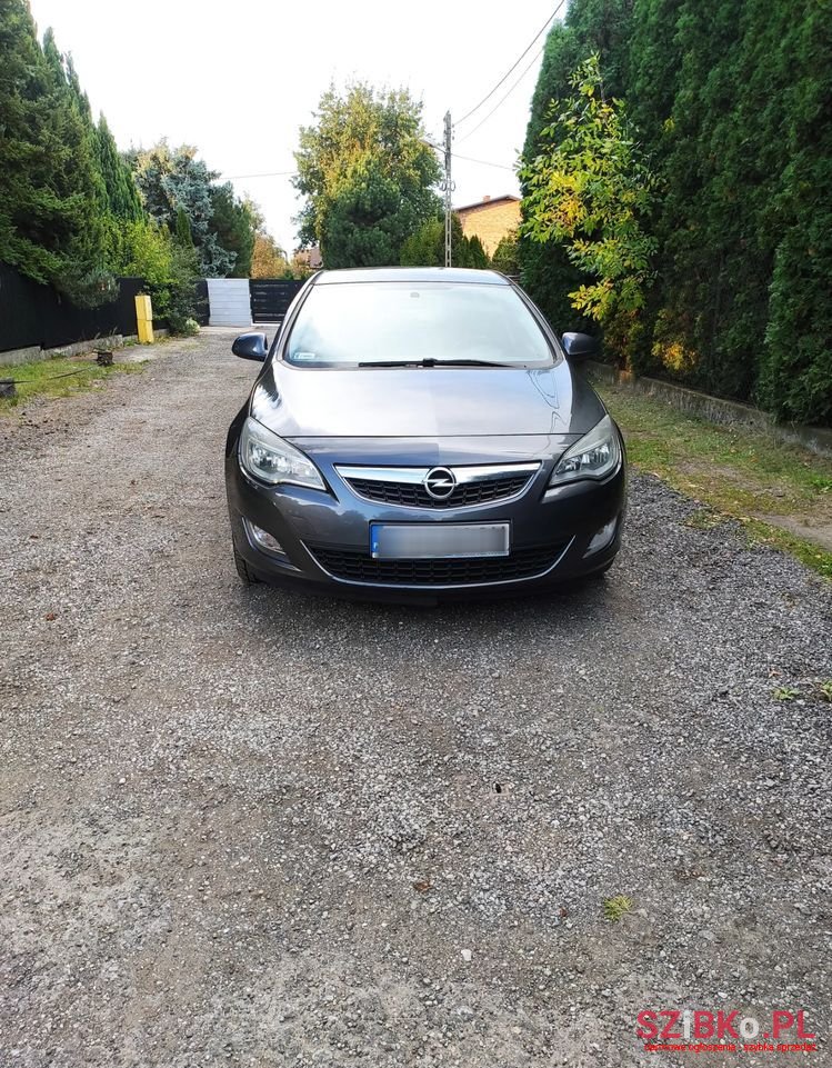 2012' Opel Astra photo #4