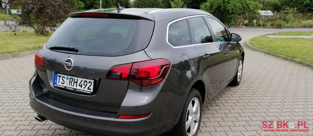 2011' Opel Astra photo #6