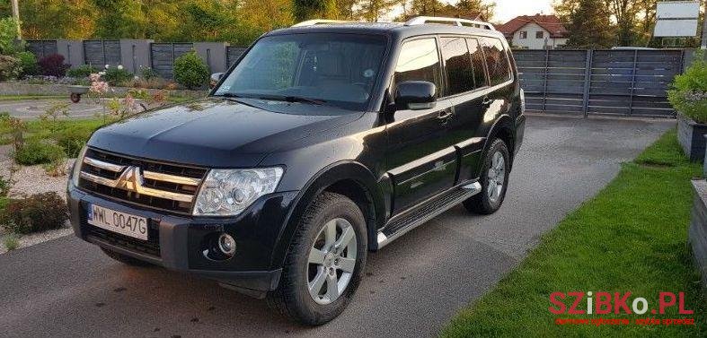 2009' Mitsubishi Pajero photo #2