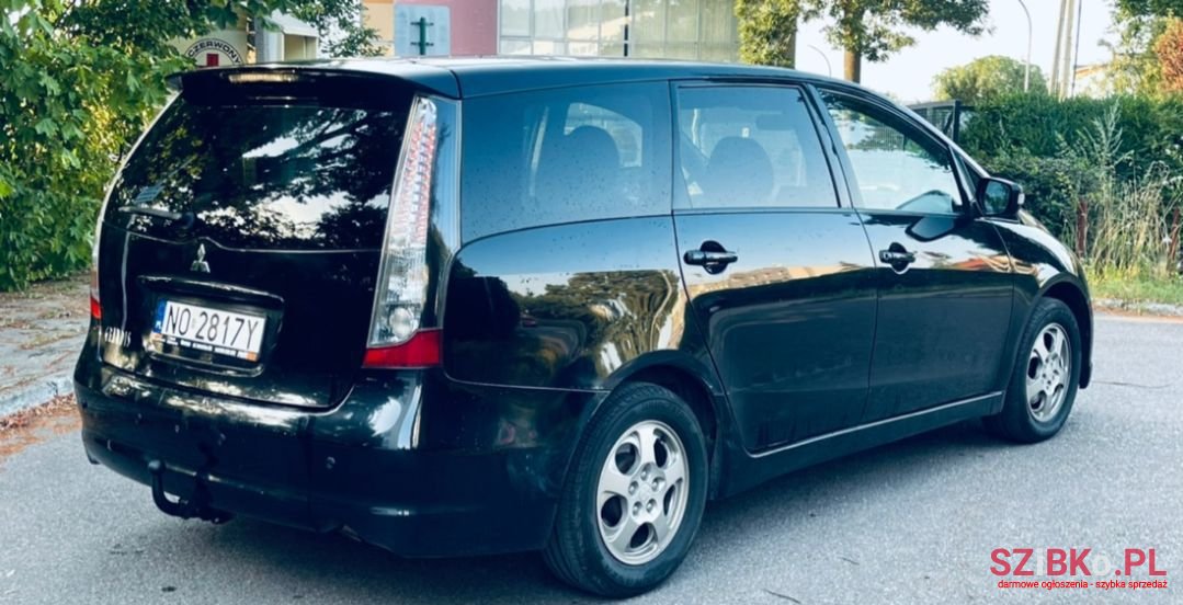 2007' Mitsubishi Grandis photo #3