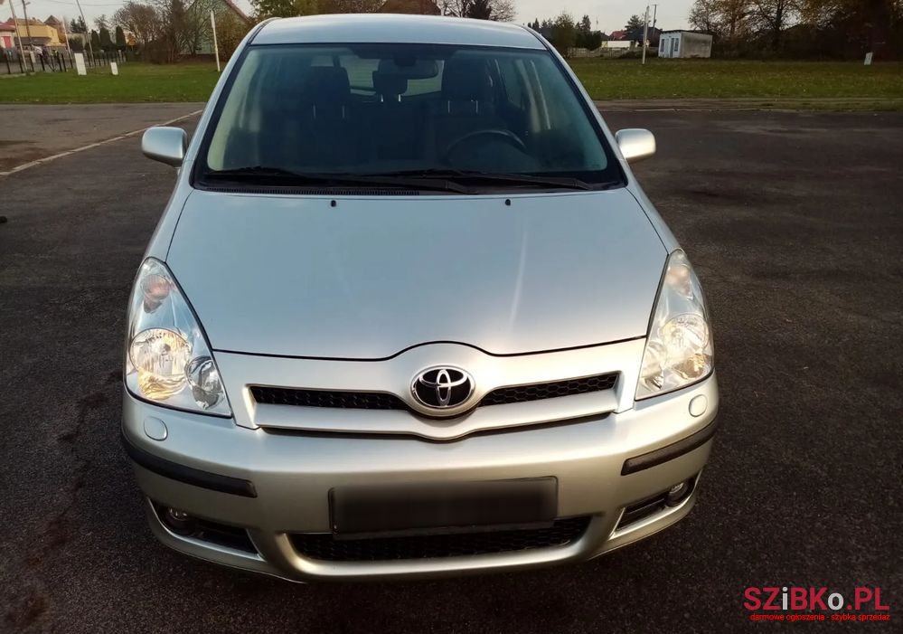 2005' Toyota Corolla Verso photo #2