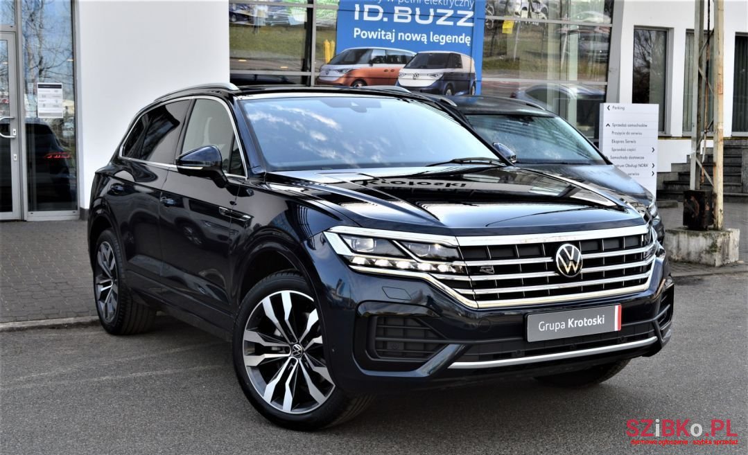 2023' Volkswagen Touareg photo #3
