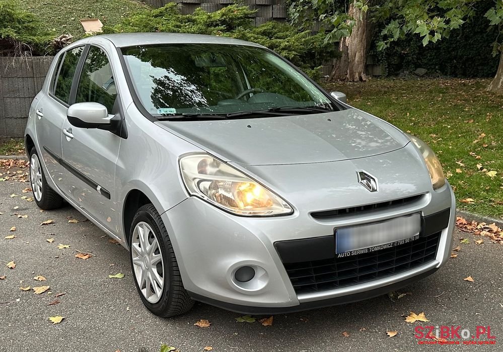 2011' Renault Clio photo #1