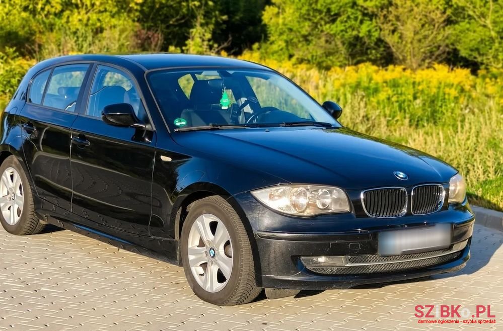 2010' BMW 1 Series 116I photo #2