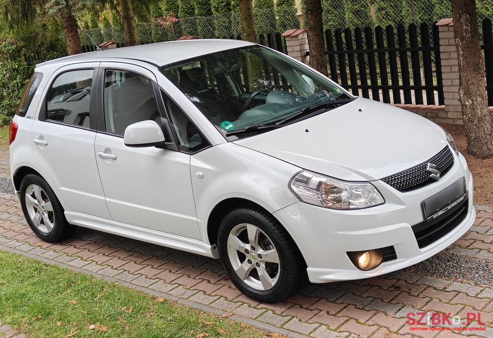 2010' Suzuki SX4 photo #2