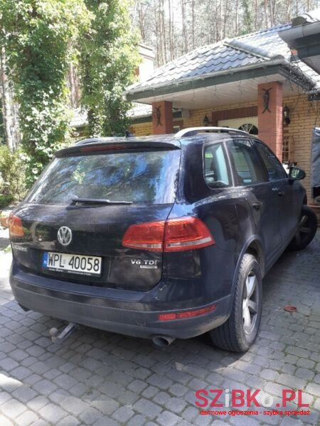 2011' Volkswagen Touareg photo #2