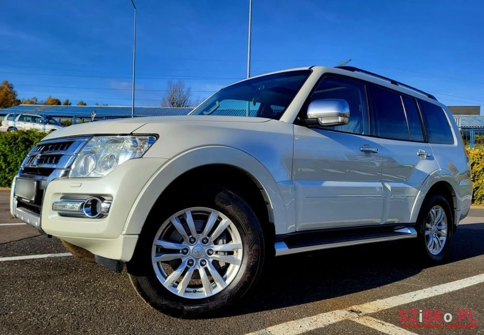 2016' Mitsubishi Pajero photo #1