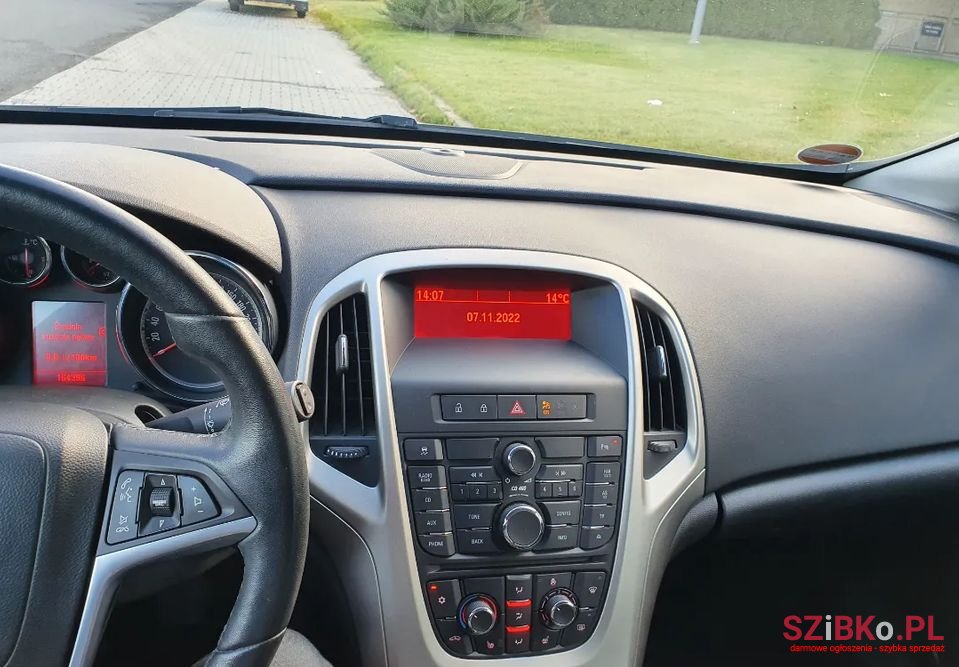 2011' Opel Astra photo #3