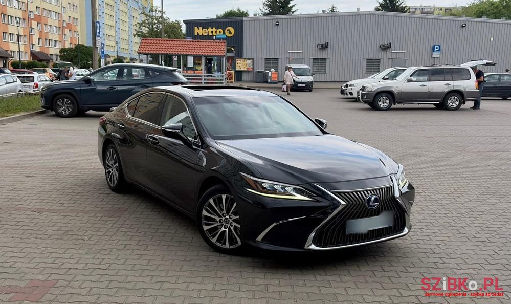 2019' Lexus ES 300H Prestige photo #3