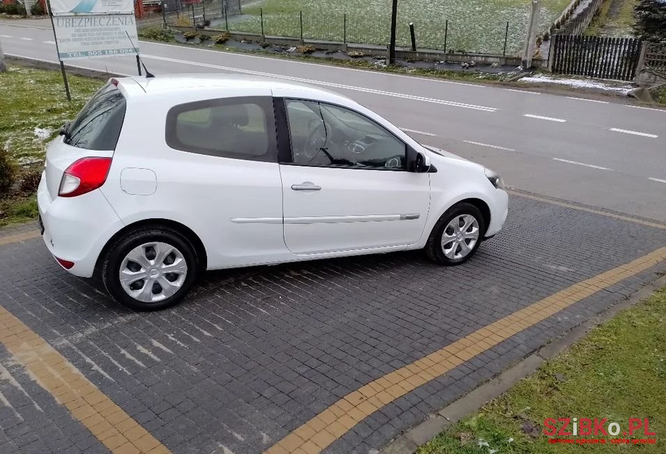 2010' Renault Clio photo #5