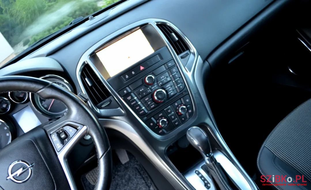 2013' Opel Astra photo #4