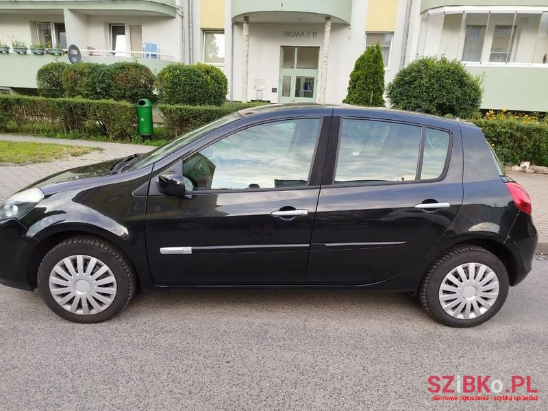 2011' Renault Clio photo #3