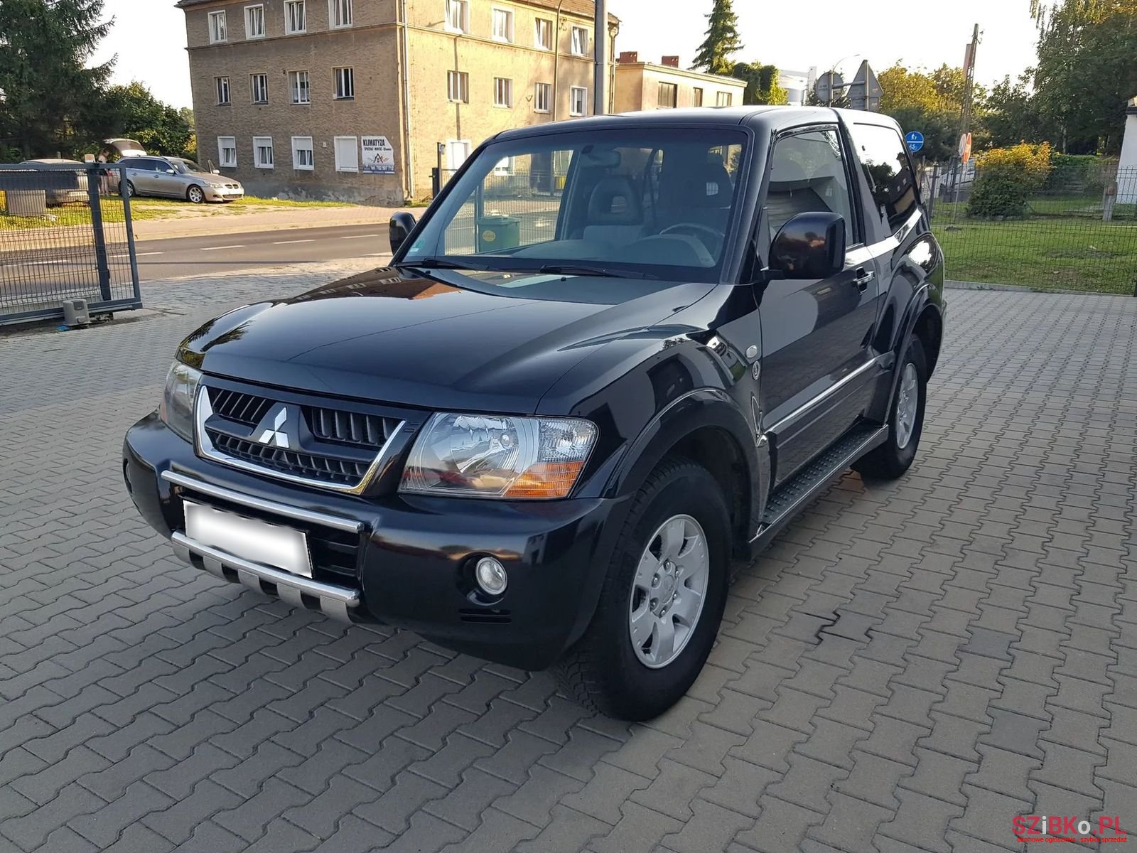 2004' Mitsubishi Pajero photo #1