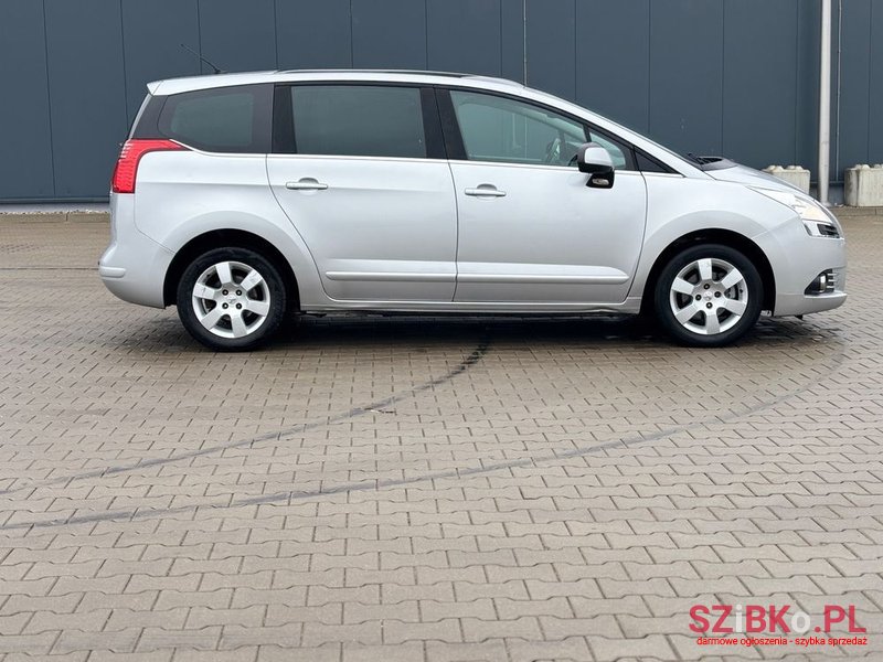 2011' Peugeot 5008 1.6 Hdi Premium photo #4