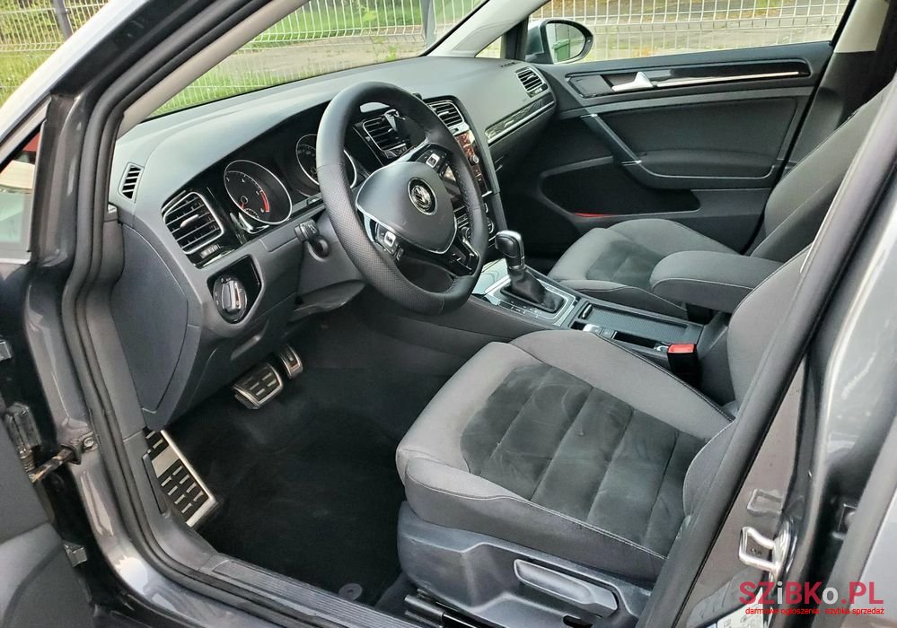 2017' Volkswagen Golf photo #2