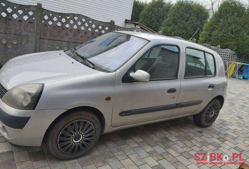 2001' Renault Clio photo #1