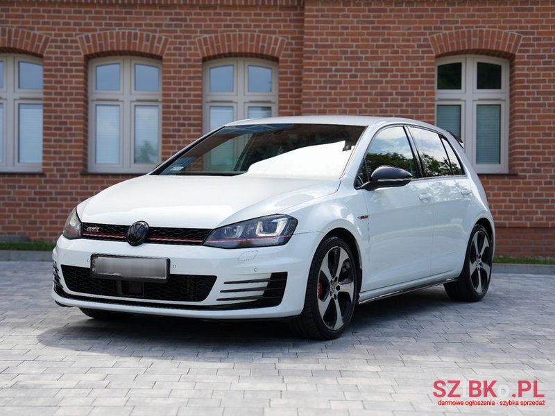 2015' Volkswagen Golf photo #2