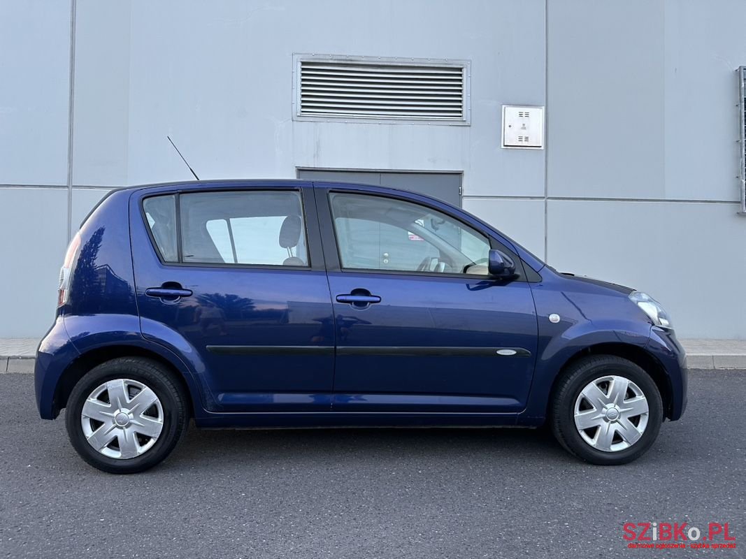 2005' Daihatsu Sirion photo #2