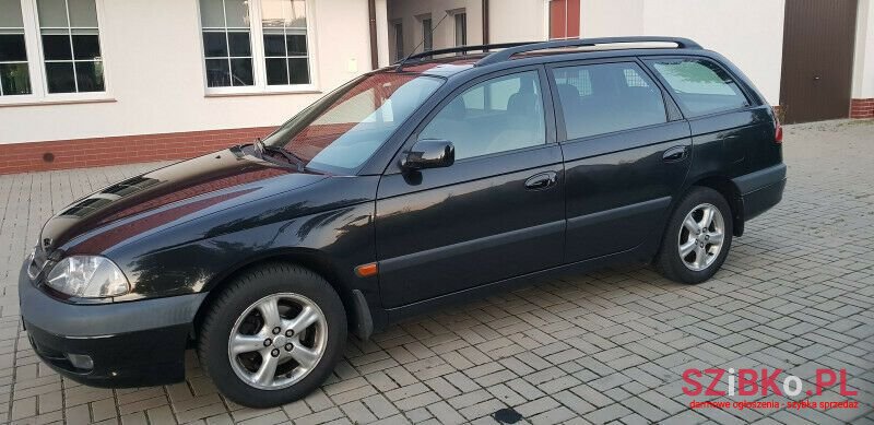 2002' Toyota Avensis photo #1