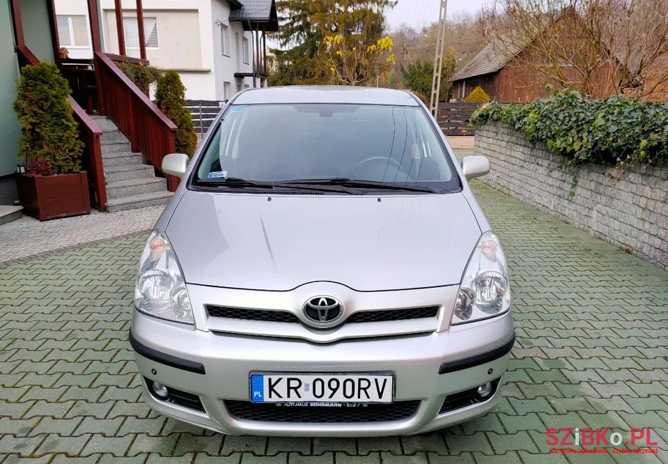 2004' Toyota Corolla Verso photo #2