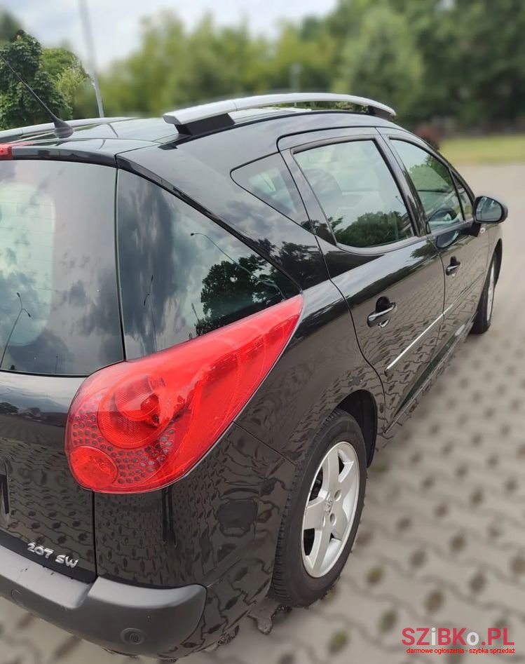 2011' Peugeot 207 95 Vti Filou photo #6