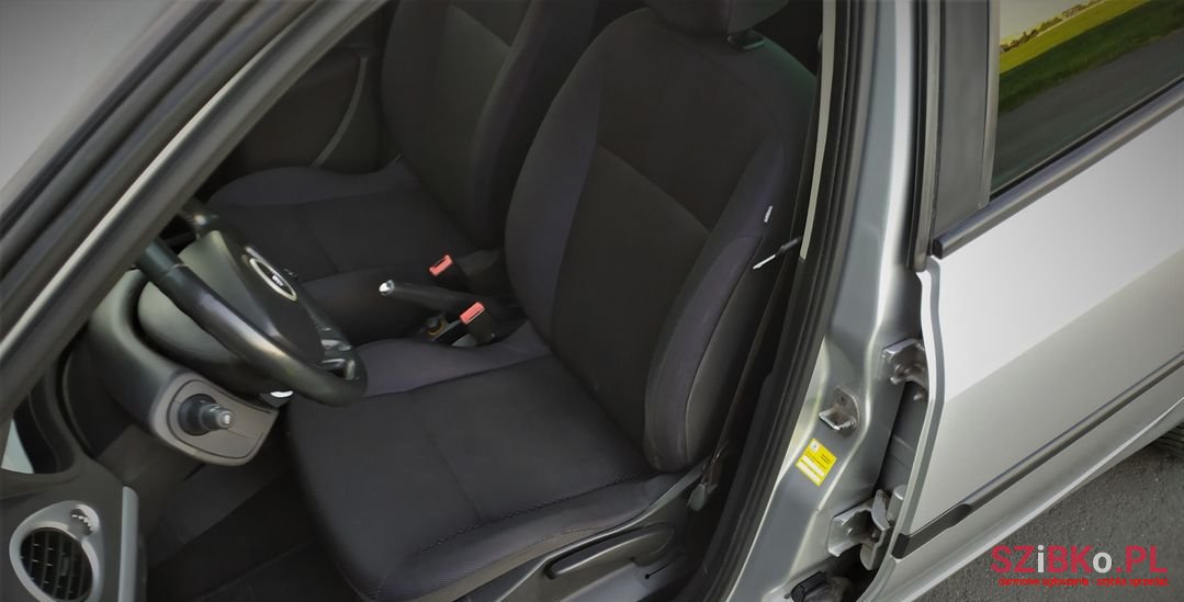 2008' Renault Clio photo #4