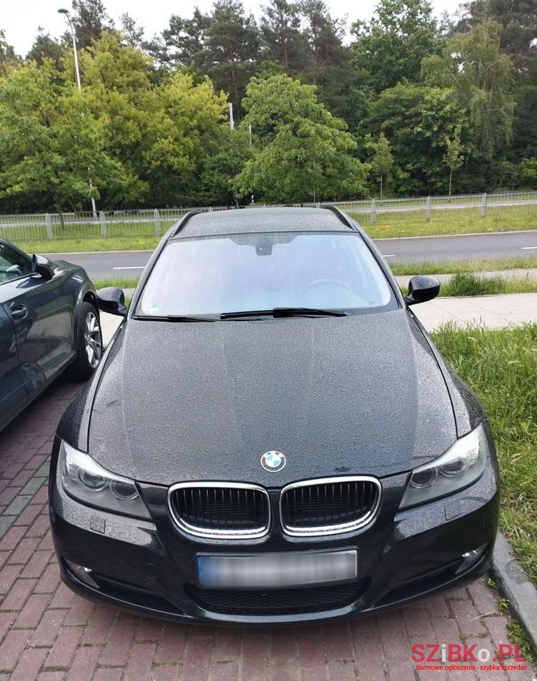 2011' BMW 3 Series 320D photo #1