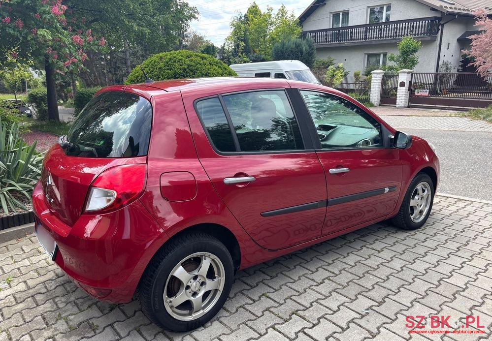 2009' Renault Clio photo #4