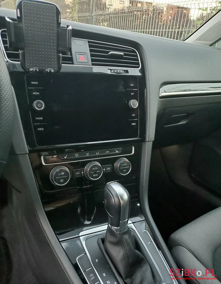 2017' Volkswagen Golf photo #4