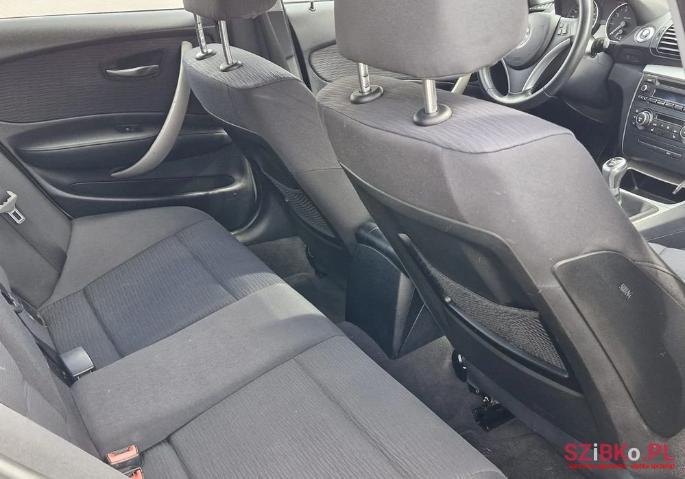 2011' BMW 1 Series 116I photo #6